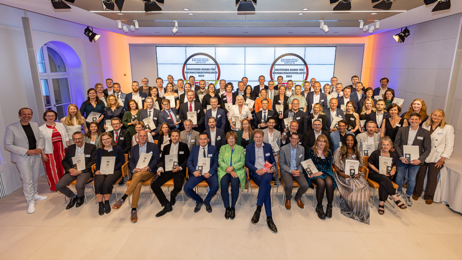 Alle Preisträgerinnen und Preisträger des Deutschen Awards für Nachhaltigkeitsprojekte 2023 in einem Gruppenbild.