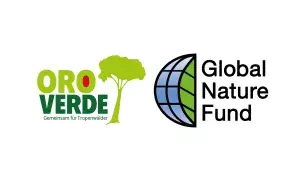 Das Bild zeigt nebeneinander zwei Logos: Links das Logo der Initiative „OroVerde“, der Schriftzug in grün mit rot gefülltem O, rechts daneben ein stilisierter grüner Baum. Rechts das Logo des Global Nature Fund, der Schriftzug rechts und links daneben eine stilisierte halbe Weltkugel.