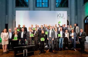 Preisträgerinnen und Preisträger des IKU 2022 auf der Bühne mit ihren Pokalen