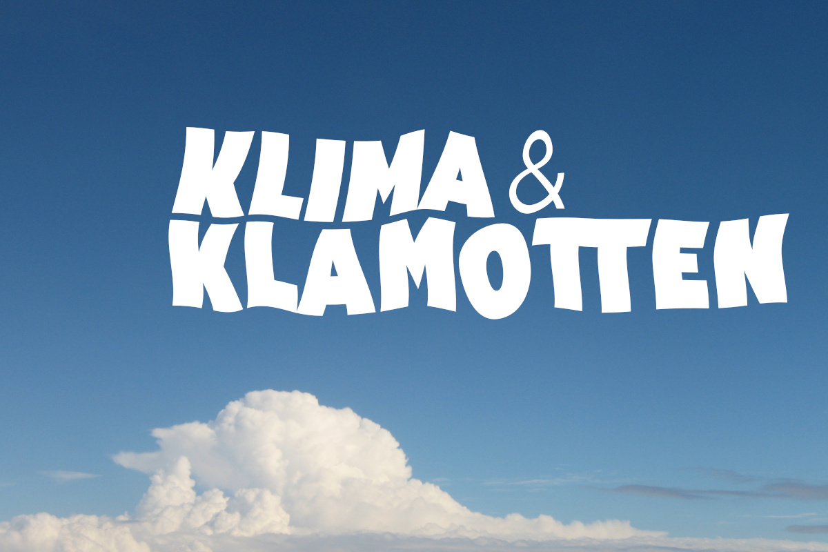 Logo Klima&Klamotten, weiße Schrift auf Fotografie eines blauen Himmels mit Wolken im unteren Drittel
