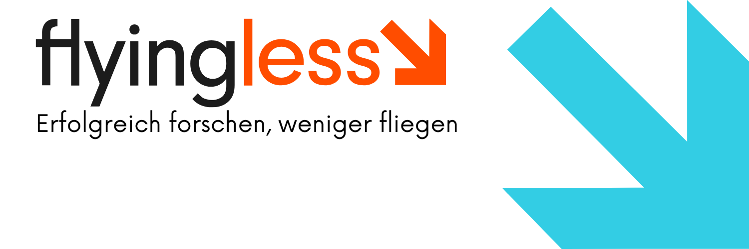 Das Logo von "FlyingLess": Der Schriftzug "flyingless" gefolgt von einem roten Pfeil schräg nach unten; darunter steht "Erfolgreich forschen, weniger fliegen"; rechts daneben ist ein großer hellblauer Pfeil schräg nach unten.
