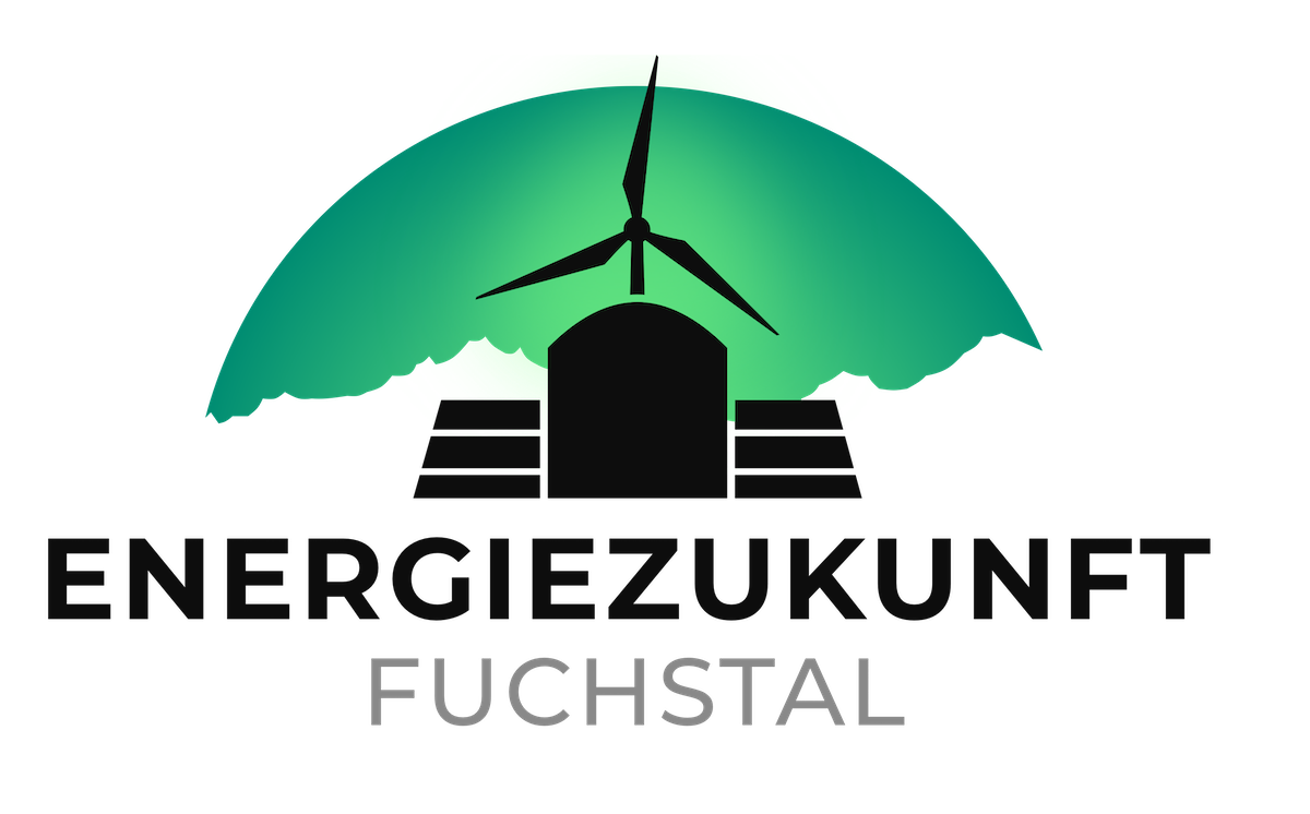 Das Logo des Projekts "Energiezukunft Fuchstal": Ein stilisierter Wärmespeicher vor einem Windrad und dem Schriftzug "Energiezukunft Fuchstal"