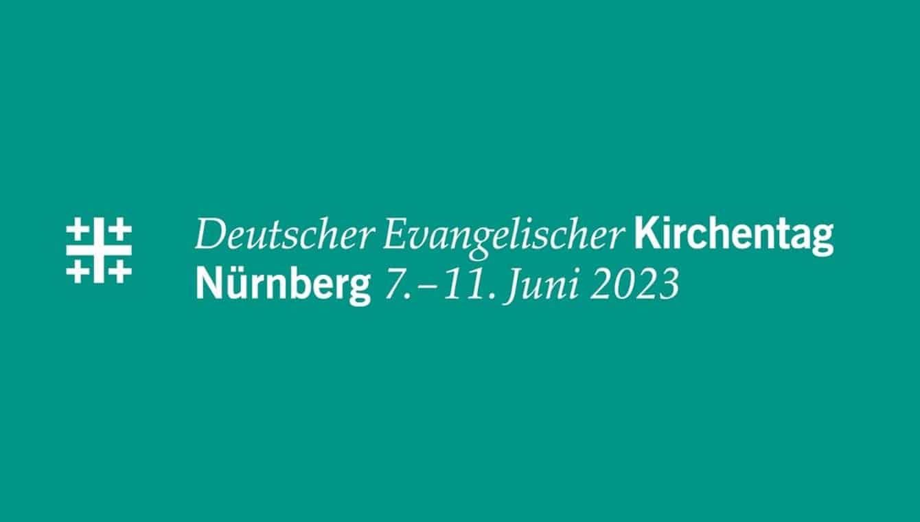 Eine grüne Kachel mit Kreuzen, auf der steht: "Deutscher Evangelischer Kirchentag Nürnberg 7.-11. Juni 2023"