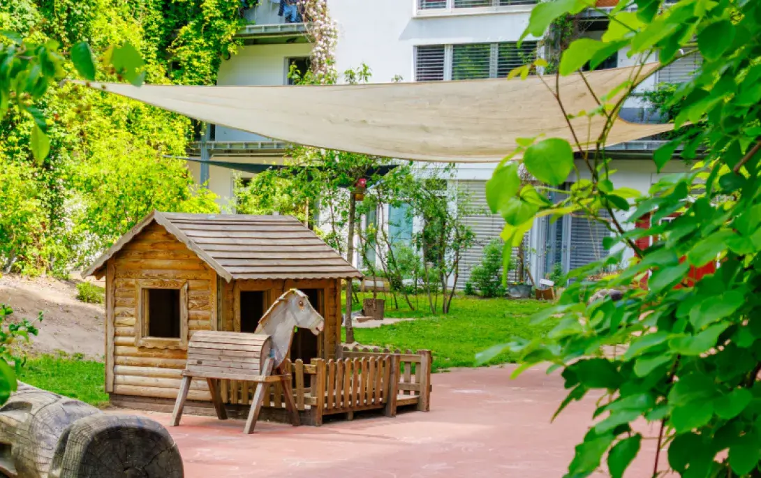 begrünter Innenhof mit Kinderspielzeug