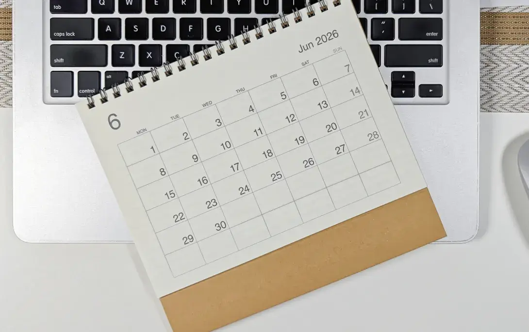 Ein Kalender für den Juni 2026 liegt auf einer Tastatur