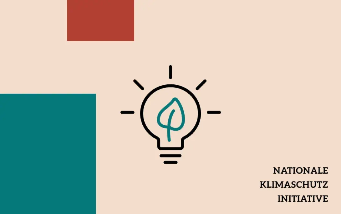 Die Grafik der Nationalen Klimaschutzinitiative: Eine Glühbirne in der ein grünes Blatt ist, unten rechts steht der Text: "Nationale Klimaschutzinitiative"   