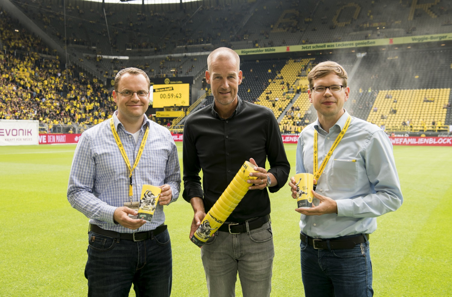 Thomas Fischer (DUH), Carsten Cramer (BVB) und Christian Behrens (DUH) weihen gemeinsam das neue Mehrwegsystem im Signal Iduna Park ein