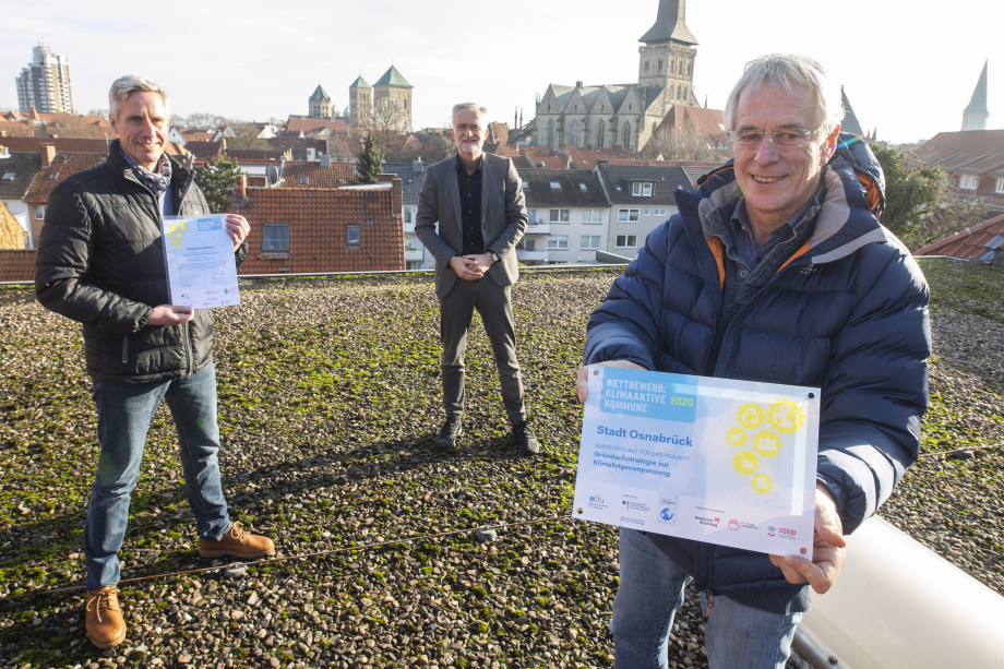 Osnabrück wird mit dem Preisgeld ein Flachdach am Dominikanerkloster begrünen. Darauf stehen: Projektleiter Tobias Langer, Oberbürgermeister Wolfgang Griesert und Detlef Gerdts, Leiter Fachbereich Umwelt und Klimaschutz (v.l.n.r.)