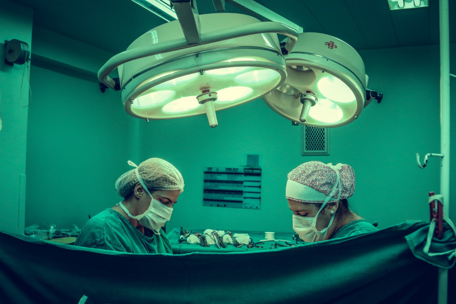 Das Bild zeigt Krankenhauspersonal in einem OP-Saal.