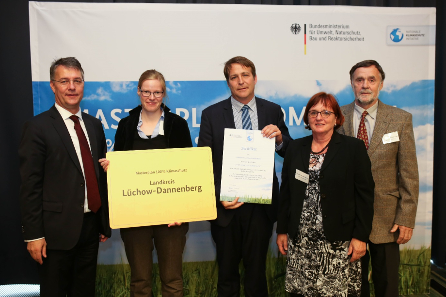 Gunther Adler, Staatsekretär des BMUB, überreicht dem Landkreis Lüchow-Dannenberg die Auszeichnung „Masterplan 100 % Klimaschutz“. V. r.: Dr. Günther Nemetschek, Renate Ortmanns-Möller, Hans-Albrecht Wiehler, Franziska Dittmer