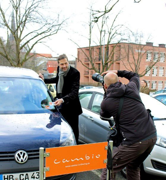 Zum Start des Flensburger Carsharing-Angebots im März 2015 ist Klimapakt-Vorsitzender und Bürgermeister Henning Brüggemann (auch privat ohne eigenes Auto mobil) einer der ersten Nutzer der Station am Flensburger Rathaus.