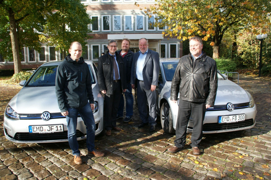 03.11.2016. Die Stadt Emden schafft mit BMUB-Unterstützung erste E-Autos für ihre Mitarbeit an. Vor den E-Mobilen (von links): Jann Gerdes (Masterplanmanager), Ingo Wilken (Autohaus Eihusen & Wilken), Thomas Jaspers (Fachdienstleiter Jugendförderung), Rei