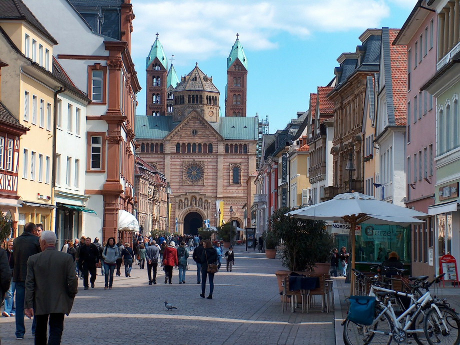 Das Bild zeigt Personen beim Bummeln in einer Einkaufsstraße in Speyer.