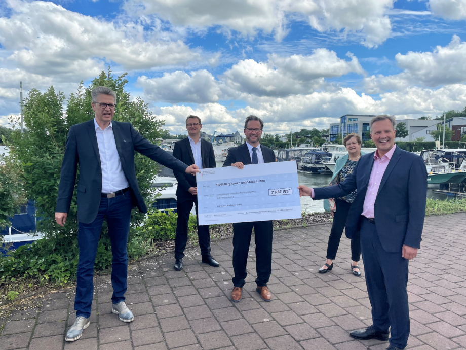 Das Bild zeigt Bergkamens Bürgermeister Bernd Schäfer, den Bundestagsabgeordneten Oliver Kaczmarek, den Parlamentarischen Staatssekretär Florian Pronold, Karola Geiß-Netthöfel, die Direktorin des Regionalverbands Ruhr, und Lünens Bürgermeister Jürgen Klei