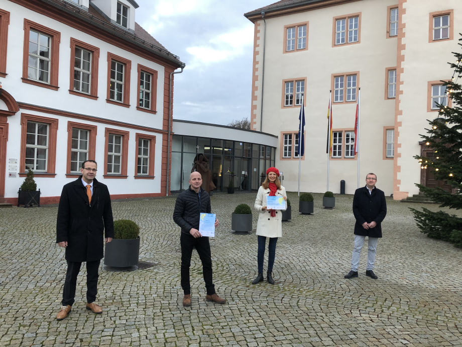 Wettbewerbsgewinner Stadt Geisa: MdL Martin Henkel; Dominik Ebert, Mitarbeiter Bauhof der Stadt Geisa; Bürgermeisterin Manuela Henkel; Erster Beigeordneter Steffen Bott (v.l.n.r.)