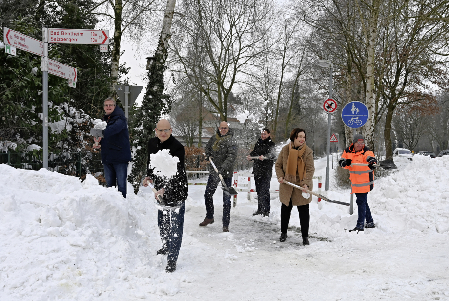 Das Bild zeigt Rheines Bürgermeister Peter Lüttmann, Landrat Martin Sommer, Neuenkirchens Bürgermeister Wilfried Brüning, Wettringens Bürgermeister Berthold Bültgerds, Ochtrups Bürgermeisterin Christa Lenderich und Alexander Meyer der Firma Dieckmann.