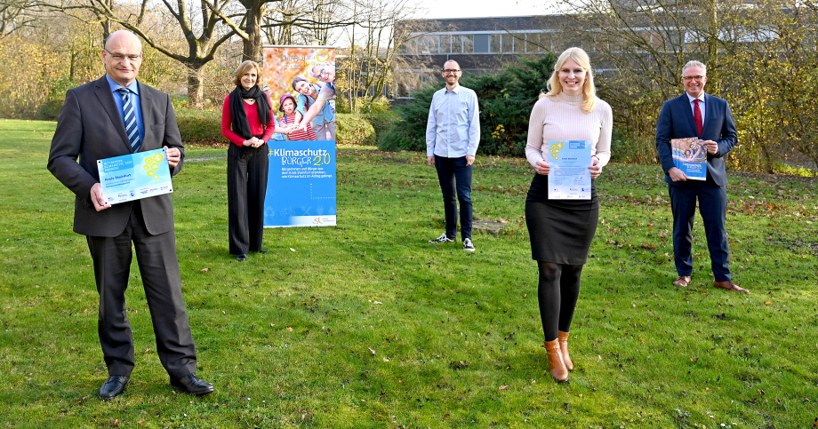 Gewinner Kreis Steinfurt: Landrat Dr. Martin Sommer; Silke Wesselmann, Leiterin Amt für Klimaschutz und Nachhaltigkeit; Christian Böckenholt und Claudia França Machado, Projektkoordinatoren; Frank Tischner, 2.Vorsitzender energieland2050 e.V. (v.l.n.r.)