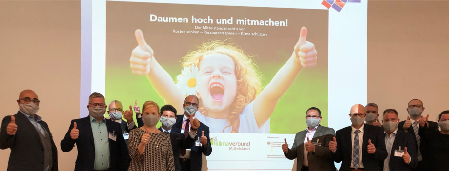 Das Bild zeigt Teilnehmende des Projekts „Klimaprofi im mittelständischen Verbund“ gemeinsam auf der Bühne bei einem Treffen im Oktober 2020 in Essen.