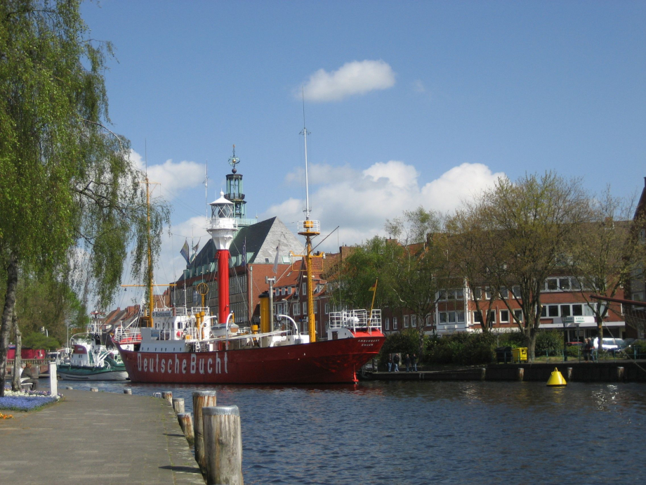 Museumsschiffe im Ratsdelft/ Im Hintergrund das Rathaus am Delft