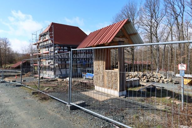 Umzäuntes und verputztes Musterhaus