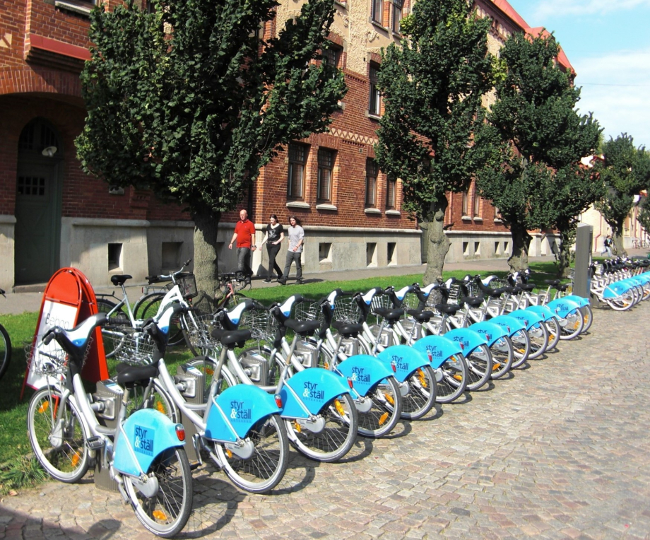 Das Bild zeigt ein öffentliches Fahrrad-Verleihsystem.