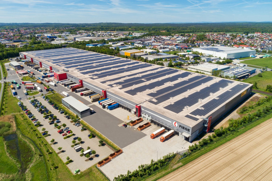 Das Bild zeigt die Photovoltaik-Anlage auf dem Dach der Firma Fiege in Dieburg.