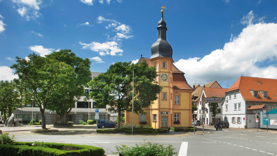 Das Bild zeigt das alte und das neue Rathaus der Gemeinde Heddesheim in Baden-Württemberg.