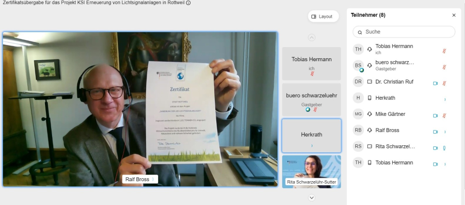 Das Bild zeigt Rottweils Oberbürgermeister Ralf Broß bei der digitalen Klimaschutz-Zertifikat-Übergabe.