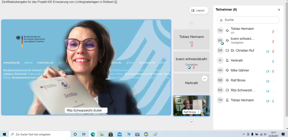 Das Bild zeigt die Parlamentarische Staatssekretärin im Bundesumweltministerium, Rita Schwarzelühr-Sutter, bei der digitalen Klimaschutz-Zertifikat-Übergabe.