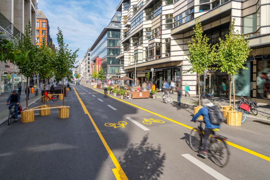 Das Bild zeigt einen Fahrradweg in Berlin. 