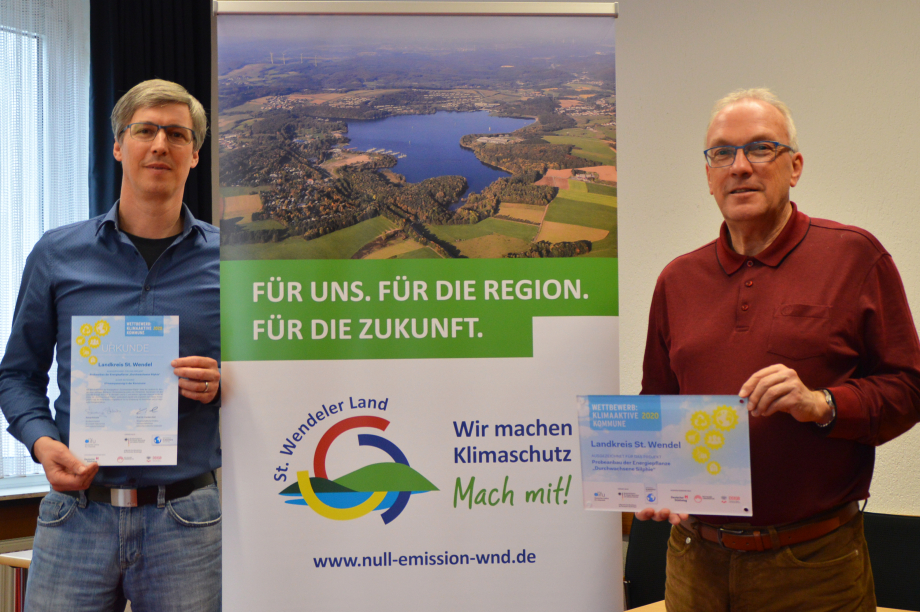 Klimaschutzmanager Michael Welter und der Landrat des Landkreises St. Wendel, Udo Recktenwald, mit der Auszeichnung "Klimaaktive Kommune 2020" (v.l.n.r.)