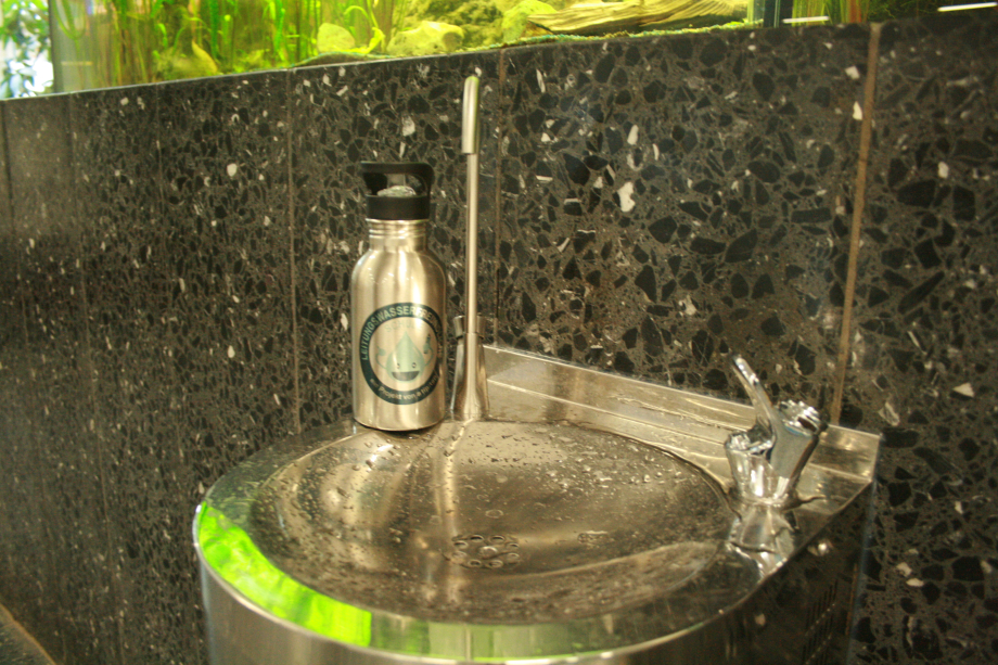 Das Bild zeigt einen Trinkbrunnen aus Edelstahl.
