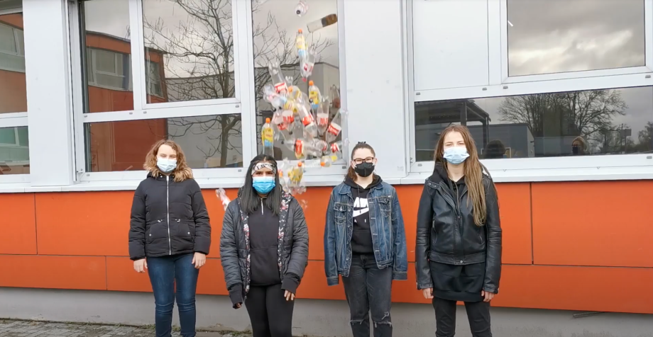 Das Bild zeigt vier Schülerinnen der Gesamtschule Langerfeld in Wuppertal vor dem Schulgebäude.