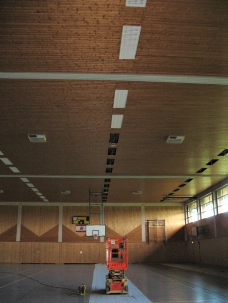 Turnhalle mit einer Hebebühne im Zentrum