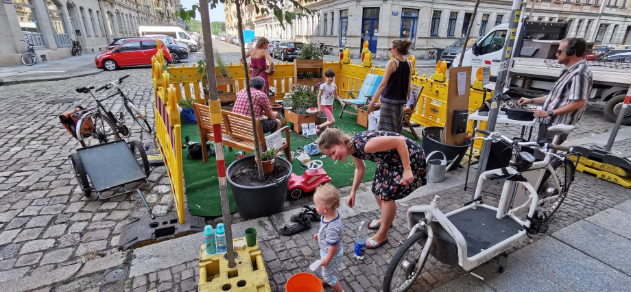 In der Dresdner Hertelstraße wird ein Stück Straße zur „grünen Oase“ umgewidmet