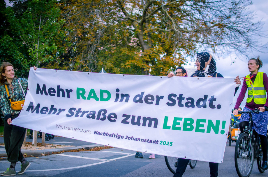 Menschen demonstrieren mit einem Plakat, auf dem steht: Mehr RAD in der Stadt. Mehr Straße zum LEBEN!