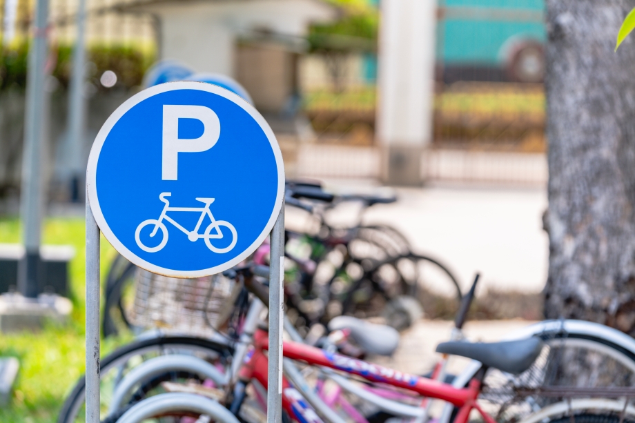 Fahrradständer mit einem Fahrradparkplatz-Schild