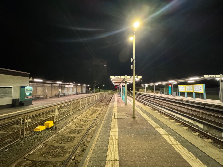 Bahnstation Ginnheim in Frankfurt bei Nacht 