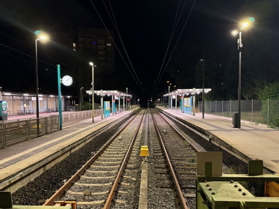 Bahnstation Ginnheim in Frankfurt mit neuer Beleuchtung