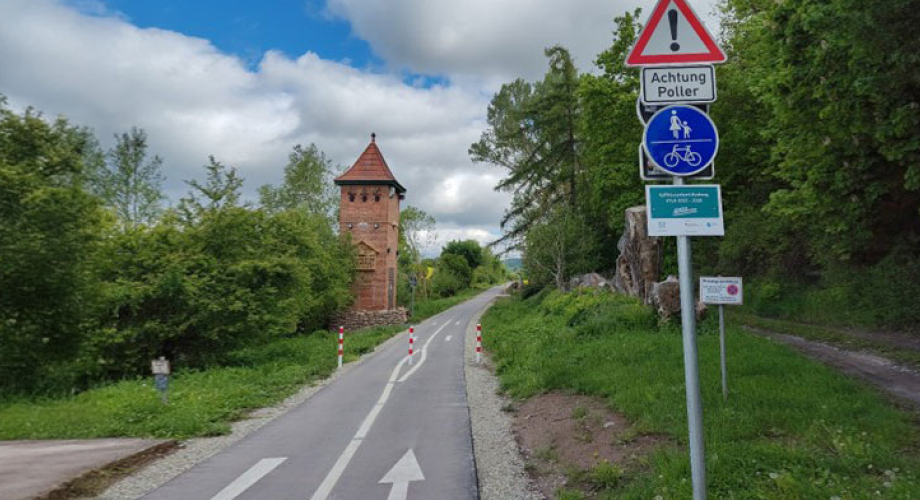 Neuer Radweg unterhalb der Barbarossahöhle mit Artenschutzturm am Rand der Strecke.