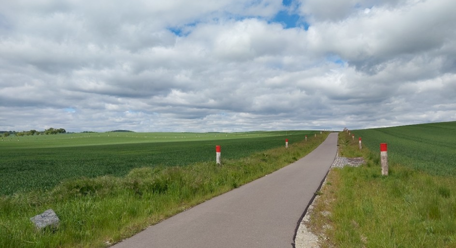 Neuer Radweg unterhalb der Barbarossahöhle mit Artenschutzturm am Rand der Strecke.
