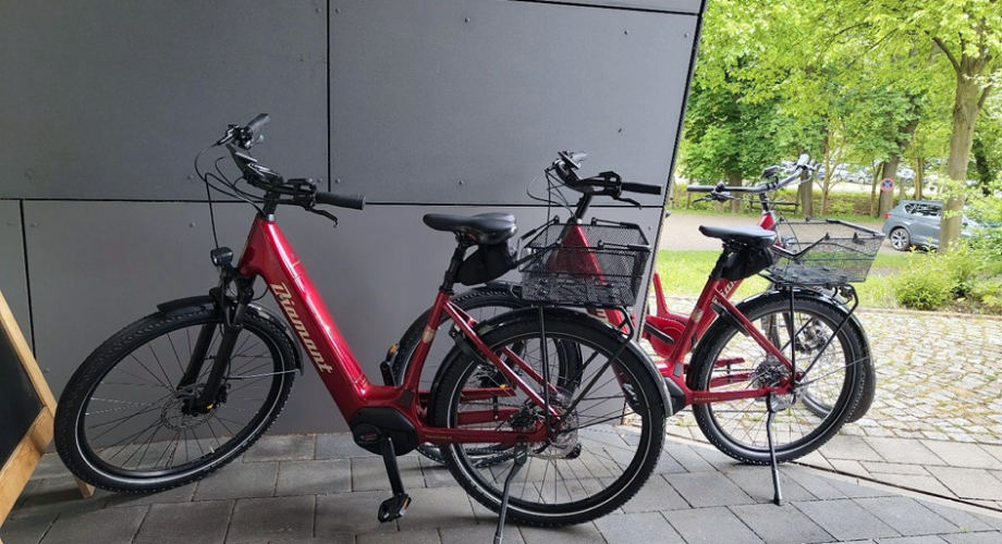 Fahrräder stehen am neuen Kyffhäuserland-Radweg