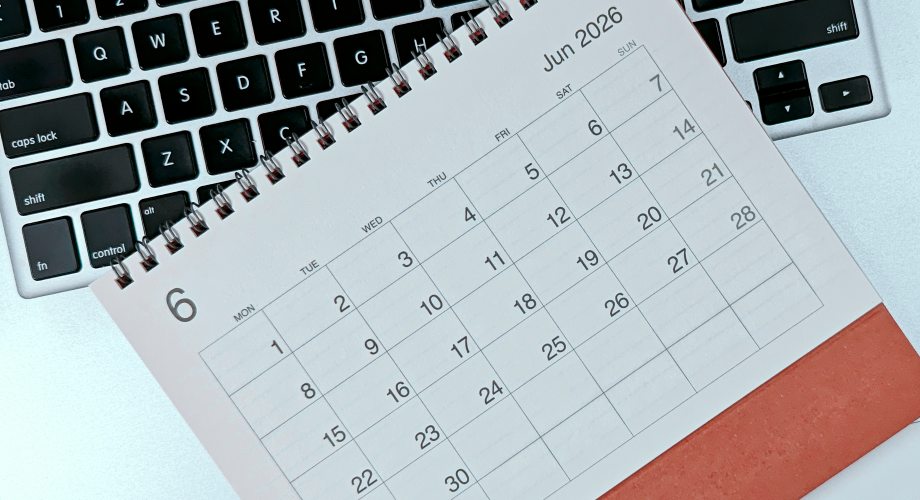 Ein Kalender für den Juni 2026 liegt auf einer Tastatur.