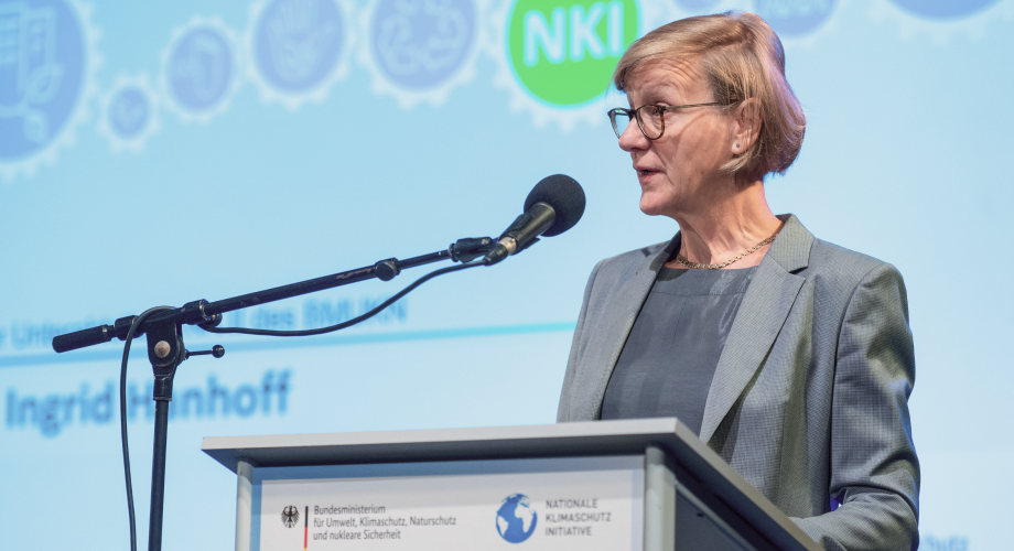 Frau Dr. Hanhoff spricht beim Vernetzungstreffen innovativer und transformativer Klimaschutzprojekte.