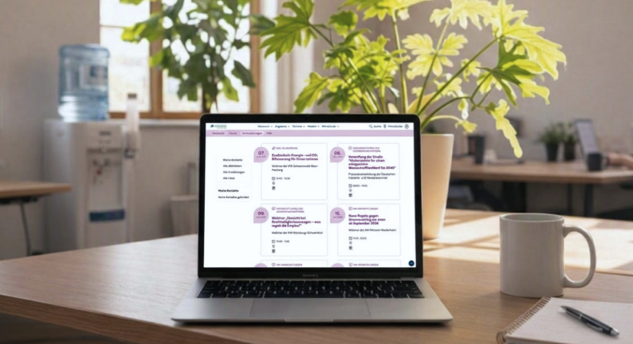 Laptop auf Schreibtisch zeigt die neue Klimaschutz-Plattform des Unternehmensnetzwerks Klimaschutz im Büro.