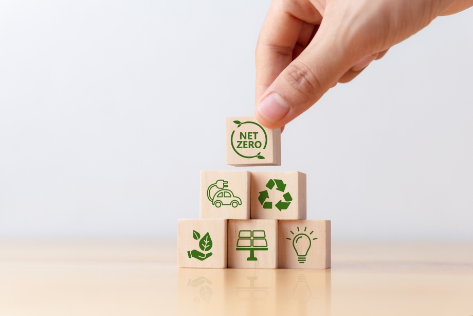 Neun Holzwürfel, zu einer Pyramide gestapelt, auf denen Symbole aus dem Fachbereich zu sehen sind.