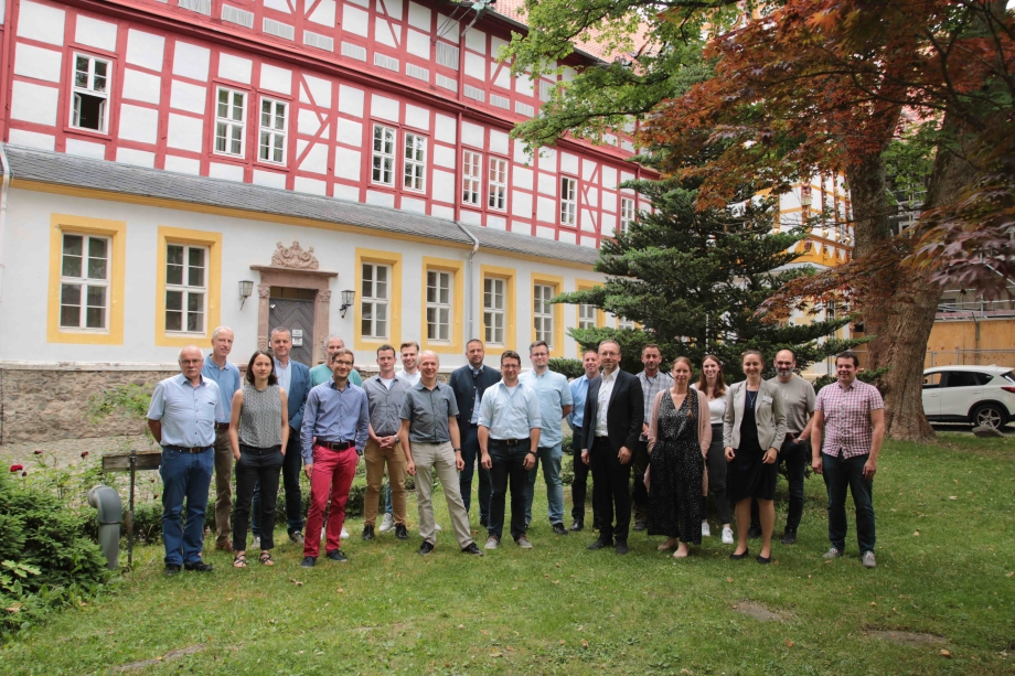 Ein Gruppenfoto der Mitglieder vor einem Fachwerkhaus