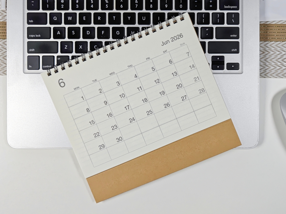 Ein Kalender für den Juni 2026 liegt auf einer Tastatur
