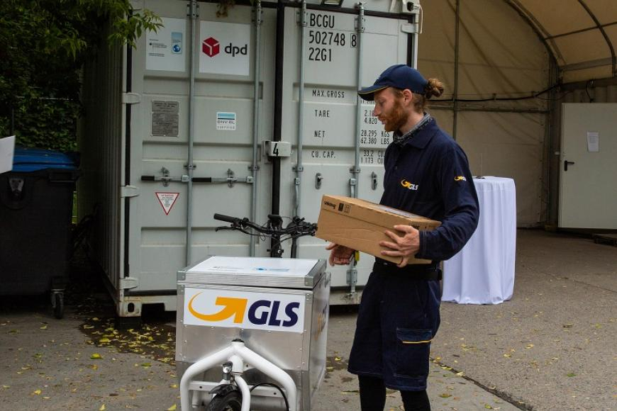 Paketfahrer mit Lastenrad