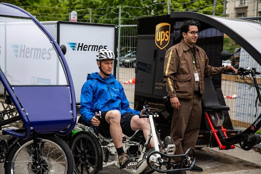 Paketfahrer auf einem Lastenrad